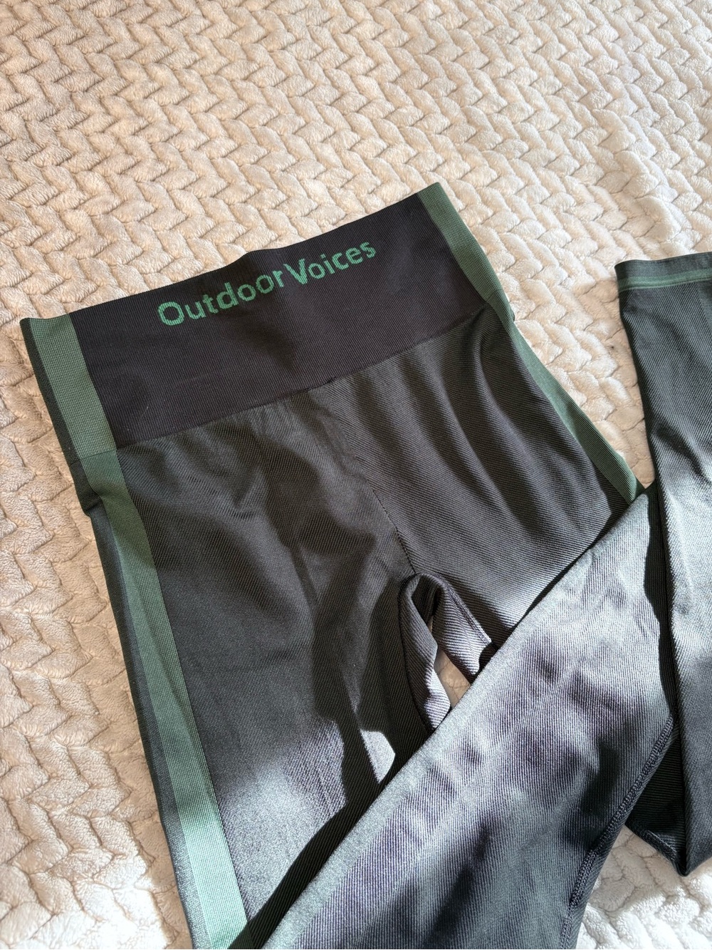 Outdoor Voices Black and Green Gradient Seamless Workout Set - Picture 6 of 9
